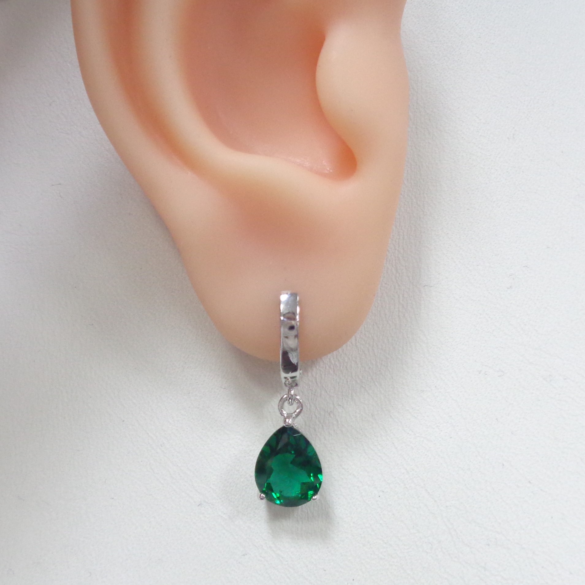 Серебряные серьги с выращенными изумрудами